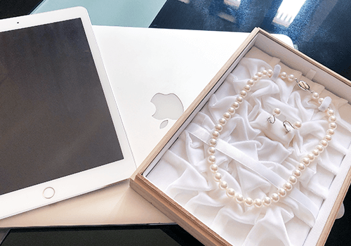 質屋に預けられるアクセサリーとApple商品の写真