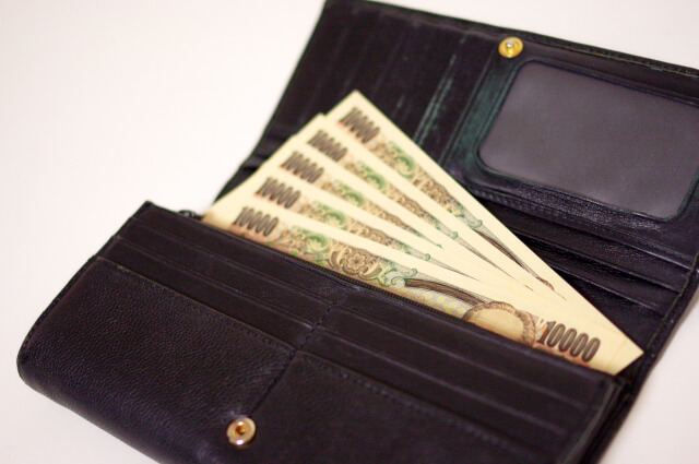財布に入っている5万円の画像